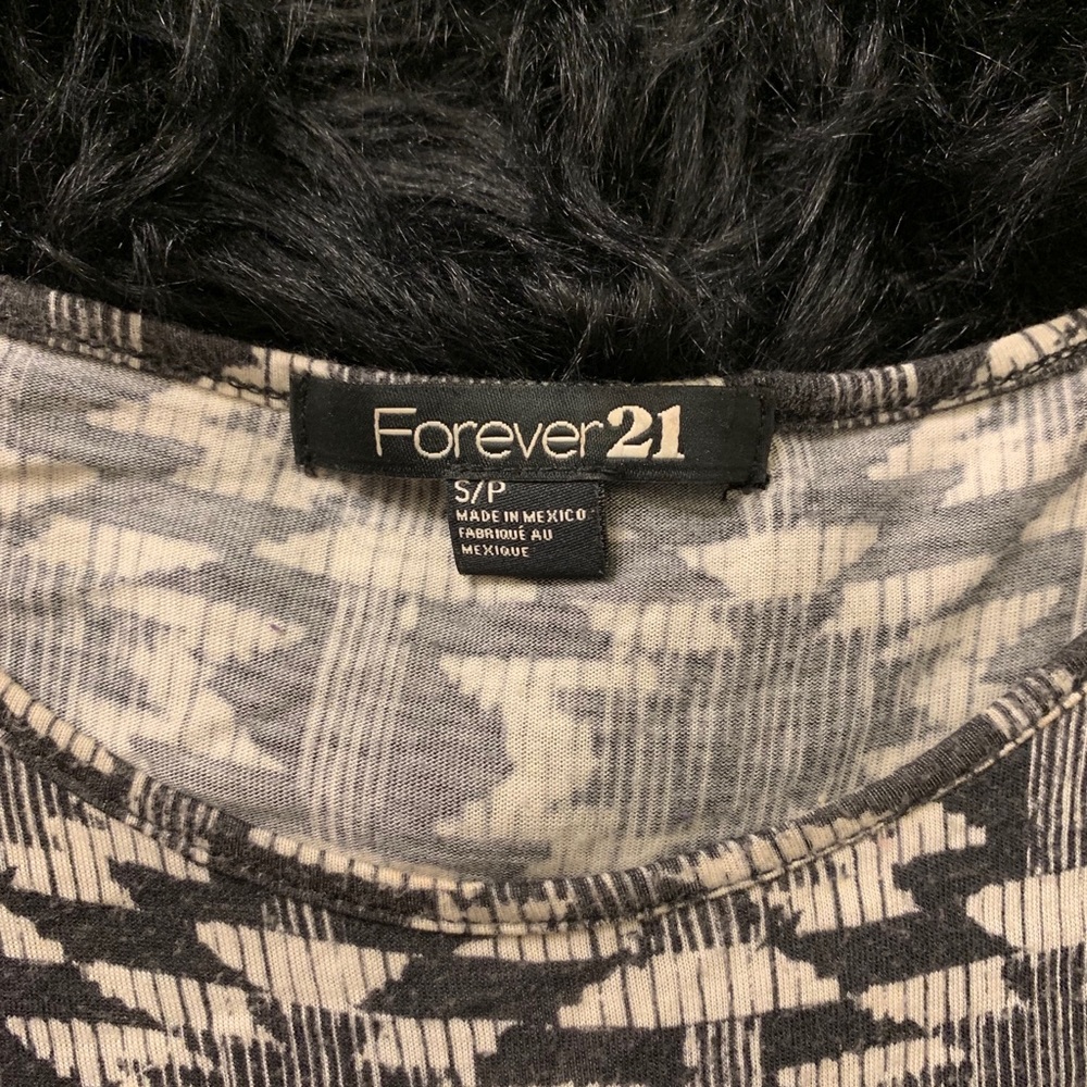 Patterned Crop Top - Picture 3 of 3
